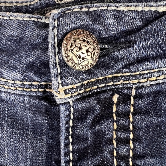 SILVER JEANS SHORTS. WAIST 29. No rips, tears or distressing. 4 pockets. - Picture 5 of 6